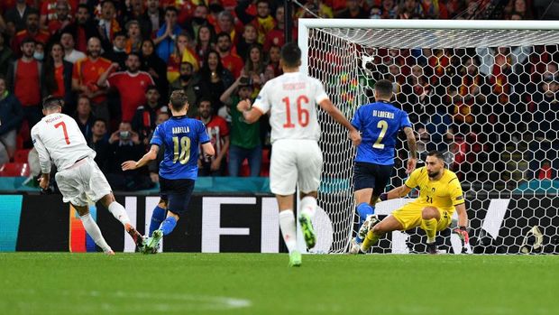 LONDON, ENGLAND - JULY 06: Alvaro Morata of Spain scores their team's first goal past Gianluigi Donnarumma of Italy during the UEFA Euro 2020 Championship Semi-final match between Italy and Spain at Wembley Stadium on July 06, 2021 in London, England. (Photo by Justin Tallis - Pool/Getty Images)