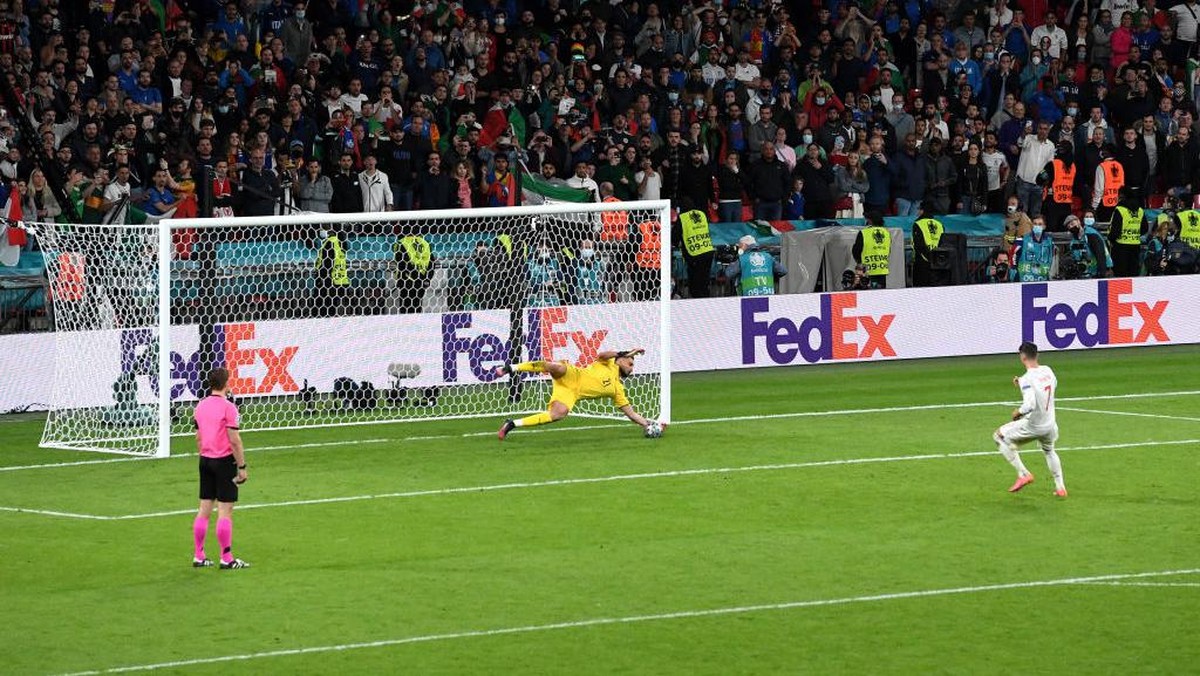 Gianluigi Donnarumma merupakan kiper yang belum pernah kalah di adu penalti. (Foto: Getty Images/Facundo Arrizabalaga - Pool)