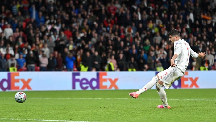 LONDON, ENGLAND - JULY 06: Alvaro Morata of Spain has their teams fourth penalty saved in the penalty shoot out during the UEFA Euro 2020 Championship Semi-final match between Italy and Spain at Wembley Stadium on July 06, 2021 in London, England. (Photo by Justin Tallis - Pool/Getty Images)