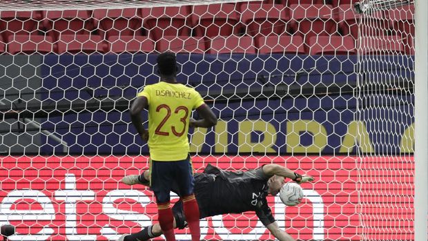 Argentina's goalkeeper Emiliano Martinez stops a penalty shot by Colombia's Davinson Sanchez in a the penalty shootout during a Copa America semifinal soccer match at the National stadium in Brasilia, Brazil, Wednesday, July 7, 2021. (AP Photo/Eraldo Peres)