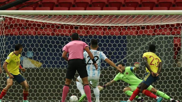 BRASILIA, BRAZIL - JULY 06: Lautaro Martinez of Argentina kicks the ball to score the first goal of his team during a semi-final match of Copa America Brazil 2021 between Argentina and Colombia at Mane Garrincha Stadium on July 06, 2021 in Brasilia, Brazil. (Photo by Alexandre Schneider/Getty Images)