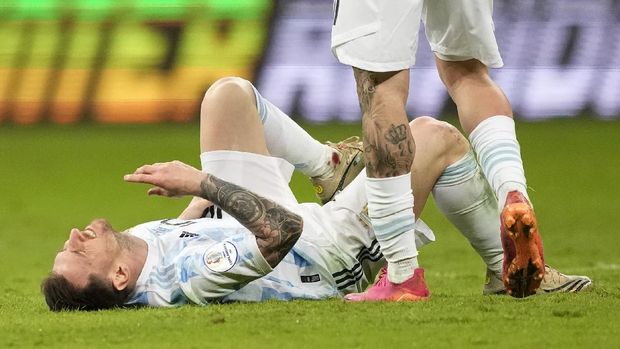 Argentina's Lionel Messi grimaces after being fouled during a Copa America semifinal soccer match at the National stadium in Brasilia, Brazil, Tuesday, July 6, 2021. (AP Photo/Andre Penner)