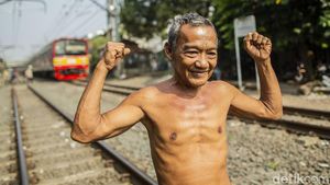 Melihat Warga Jakarta Berjemur di Bantaran Rel Kereta Api
