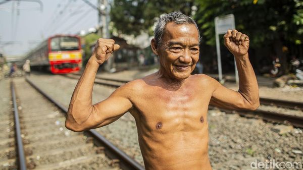 Melihat Warga Jakarta Berjemur di Bantaran Rel Kereta Api