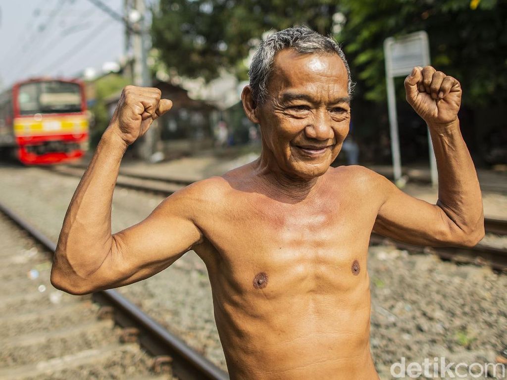 Melihat Warga Jakarta Berjemur di Bantaran Rel Kereta Api Melihat Warga Jakarta Berjemur di Bantaran Rel Kereta Api