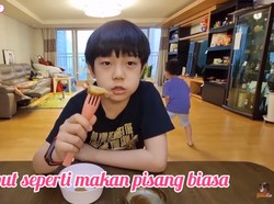 Bocah Korea Ini Makan Pisang Goreng Pakai Kimchi, Apa Enak?