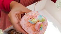 Donat Topping Marshmallow dan Popcorn yang Lagi Viral di Bandung