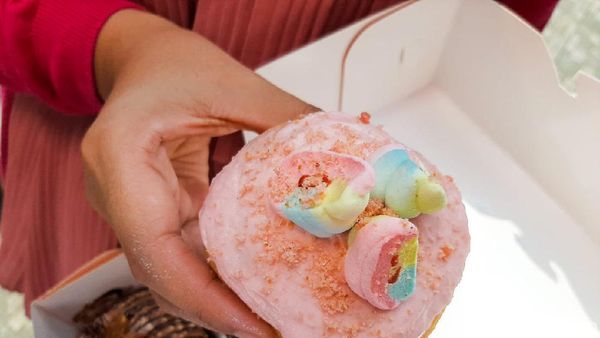 Donat Topping Marshmallow dan Popcorn yang Lagi Viral di Bandung