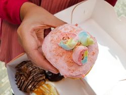 Donat Topping Marshmallow dan Popcorn yang Lagi Viral di Bandung