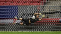 Emiliano Martinez layak didaulat jadi bintang kemenangan Argentina atas Kolombia lewat aksi-aksinya. (Foto: Getty Images/Pedro Vilela)