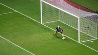 Arah bola bisa ditebak Martinez. (Foto: Getty Images/Andressa Anholete)