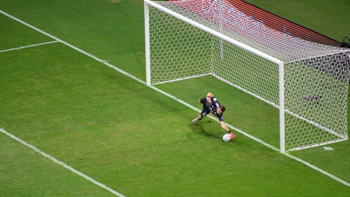 Emiliano Martinez BRASILIA, BRAZIL - JULY 06: Emiliano Martinez goalkeeper of Argentina dives to save a penalty kick by Davinson Sanchez of Colombia (not in frame) in a shootout after a semi-final match of Copa America Brazil 2021 between Argentina and Colombia at Mane Garrincha Stadium on July 06, 2021 in Brasilia, Brazil. (Photo by Andressa Anholete/Getty Images)