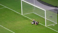 Emiliano Martinez tiga kali bikin penyelamatan saat adu penalti. (Foto: Getty Images/Andressa Anholete)