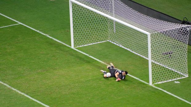 BRASILIA, BRAZIL - JULY 06: Emiliano Martinez goalkeeper of Argentina dives to save penalty kick by Edwin Cardona of Colombia (not in frame) in a shootout after a semi-final match of Copa America Brazil 2021 between Argentina and Colombia at Mane Garrincha Stadium on July 06, 2021 in Brasilia, Brazil. (Photo by Andressa Anholete/Getty Images)
