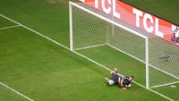 Martinez menerjang ke kiri dan mengamankan bola. (Foto: Getty Images/Andressa Anholete)