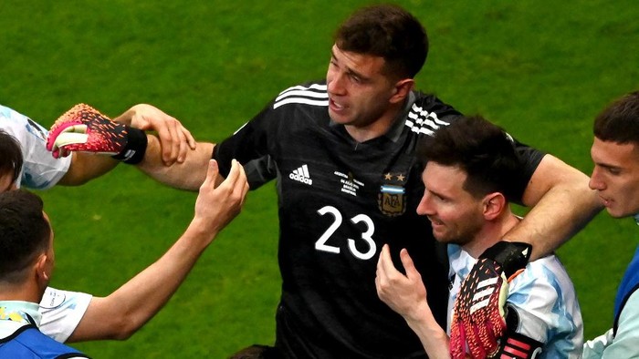 Argentinas goalkeeper Emiliano Martinez celebrates with teammate Lionel Messi at the end of the Conmebol 2021 Copa America football tournament semi-final match against Colombia at the Mane Garrincha Stadium in Brasilia, Brazil, on July 6, 2021. (Photo by EVARISTO SA / AFP)