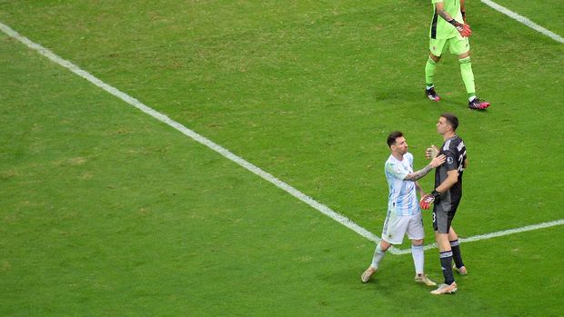 BRASILIA, BRAZIL - JULY 06: Lionel Messi of Argentina greets teammate goalkeeper Emiliano Martinez during a penalty shootout after a semi-final match of Copa America Brazil 2021 between Argentina and Colombia at Mane Garrincha Stadium on July 06, 2021 in Brasilia, Brazil. (Photo by Andressa Anholete/Getty Images)