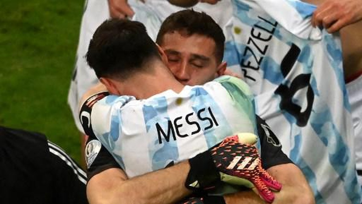Lionel Messi memeluk kiper Timnas Argentina, Emiliano Martinez. (Foto: AFP/EVARISTO SA)