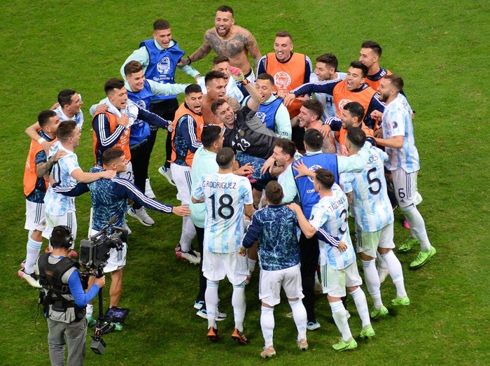 BRASILIA, BRAZIL - JULY 06: Emiliano Martinez goalkeeper of Argentina celebrates with teammates winning a penalty shootout after a semi-final match of Copa America Brazil 2021 between Argentina and Colombia at Mane Garrincha Stadium on July 06, 2021 in Brasilia, Brazil. (Photo by Andressa Anholete/Getty Images)