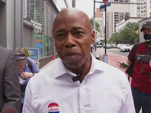 New York Dipimpin Mantan Polisi Kulit Hitam, Eric Adams