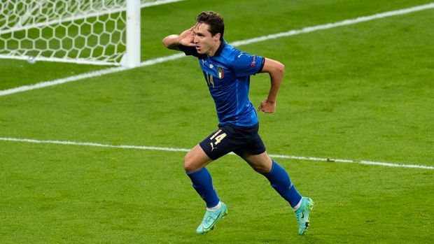 LONDON, ENGLAND - JULY 06: Federico Chiesa of Italy celebrates after scoring their side's first goal during the UEFA Euro 2020 Championship Semi-final match between Italy and Spain at Wembley Stadium on July 06, 2021 in London, England. (Photo by Matt Dunham - Pool/Getty Images)