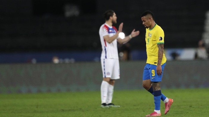 Brazils Gabriel Jesus leaves the field after referee Patricio Loustau showed him the red card during a Copa America quarterfinal soccer match against Chile at the Nilton Santos stadium in Rio de Janeiro, Brazil, Friday, July 2, 2021. (AP Photo/Silvia Izquierdo)