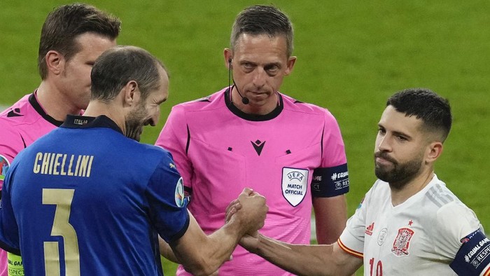 Italy’s Giorgio Chiellini shakes hands with Spain’s Jordi Alba ahead of a penalty shoot out during the Euro 2020 soccer championship semifinal between Italy and Spain at Wembley stadium in London, Tuesday, July 6, 2021. (AP Photo/Matt Dunham,Pool)