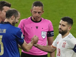 Bercandanya Chiellini: Dorong Alba, Tangan pun Mendarat di Pipi