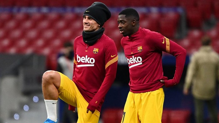 Barcelonas French midfielder Antoine Griezmann (L) and Barcelonas French forward Ousmane Dembele warm up before the Spanish League football match between Club Atletico de Madrid and FC Barcelona at the Wanda Metropolitano stadium in Madrid on November 21, 2020. (Photo by GABRIEL BOUYS / AFP)