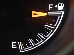 Arti Tanda Segitiga Kecil di Samping Indikator Bensin Mobil, Sudah Tahu?