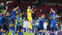 Di babak tos-tosan Italia bisa menaklukkan Spanyol 4-2. Manuel Locatelli menjadi satu-satunya penendang Italia yang gagal. AP Photo/Frank Augstein, Pool.