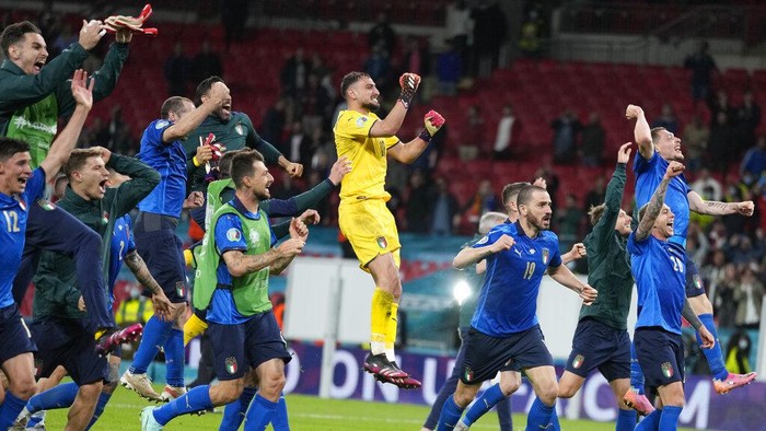 Italia Lolos ke Final Euro 2020 Italia mengalahkan Spanyol 4-2 lewat adu penalti setelah laga imbang 1-1 selama 120 menit. Gli Azzurri berhak ke final Piala Eropa 2020.