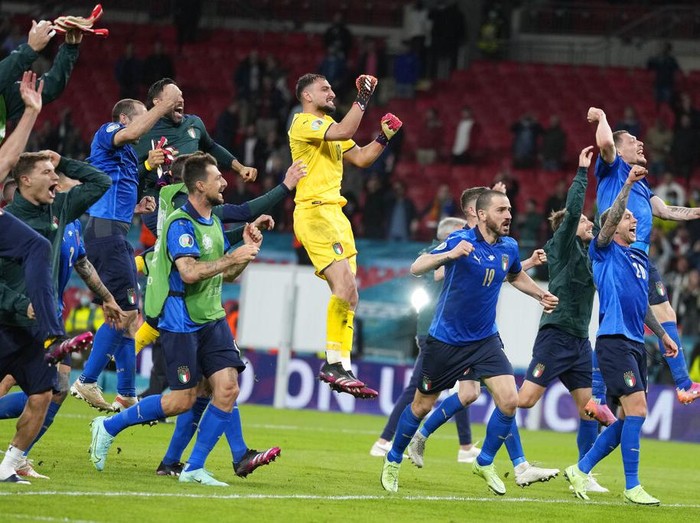 Italia mengalahkan Spanyol 4-2 lewat adu penalti setelah laga imbang 1-1 selama 120 menit. Gli Azzurri berhak ke final Piala Eropa 2020.