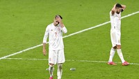 Sementara, dua penendang Spanyol yaitu Dani Olmo dan Alvaro Morata tak mampu mencetak gol lewat titik putih. Carl Recine/Pool Photo via AP.