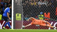 Manuel Locatelli menjadi satu-satunya penendang Italia yang gagal. Andy Rain/Pool via AP.