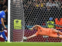 Manuel Locatelli menjadi satu-satunya penendang Italia yang gagal. Andy Rain/Pool via AP.