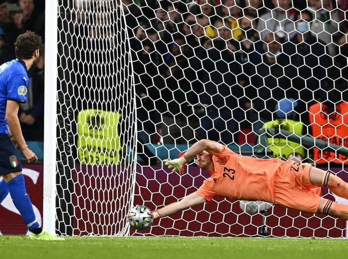 Italia mengalahkan Spanyol 4-2 lewat adu penalti setelah laga imbang 1-1 selama 120 menit. Gli Azzurri berhak ke final Piala Eropa 2020.