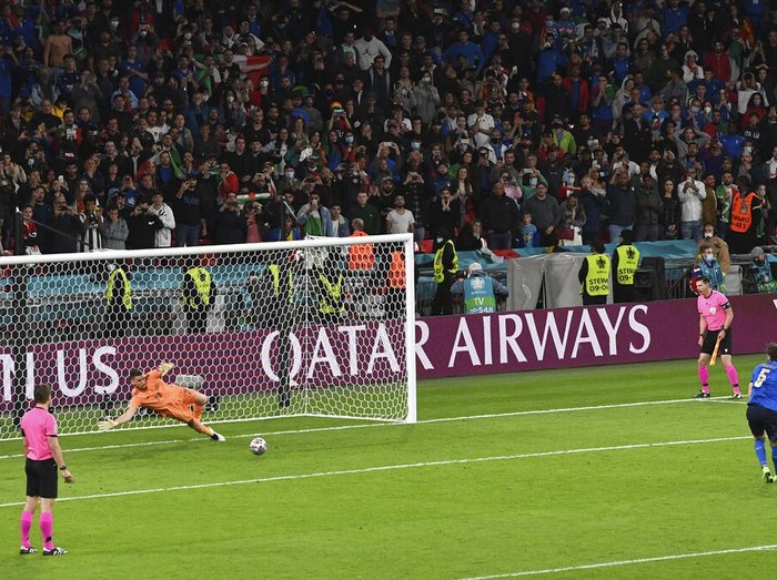 Italia mengalahkan Spanyol 4-2 lewat adu penalti setelah laga imbang 1-1 selama 120 menit. Gli Azzurri berhak ke final Piala Eropa 2020.