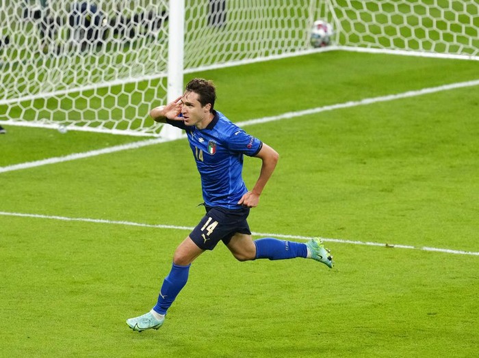 Italia mengalahkan Spanyol 4-2 lewat adu penalti setelah laga imbang 1-1 selama 120 menit. Gli Azzurri berhak ke final Piala Eropa 2020.