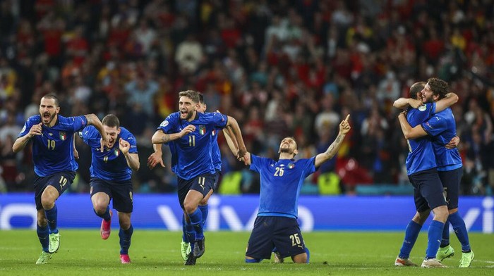 Italia Lolos ke Final Euro 2020 Italia mengalahkan Spanyol 4-2 lewat adu penalti setelah laga imbang 1-1 selama 120 menit. Gli Azzurri berhak ke final Piala Eropa 2020.