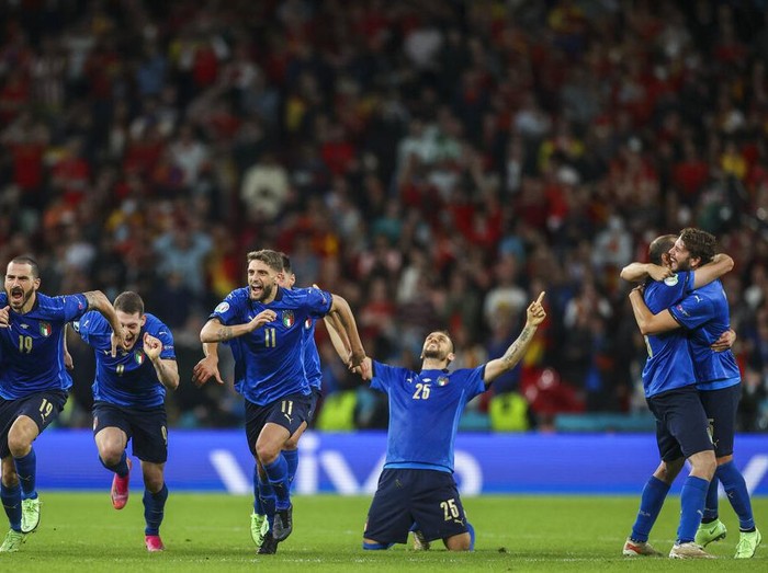 Italia mengalahkan Spanyol 4-2 lewat adu penalti setelah laga imbang 1-1 selama 120 menit. Gli Azzurri berhak ke final Piala Eropa 2020.