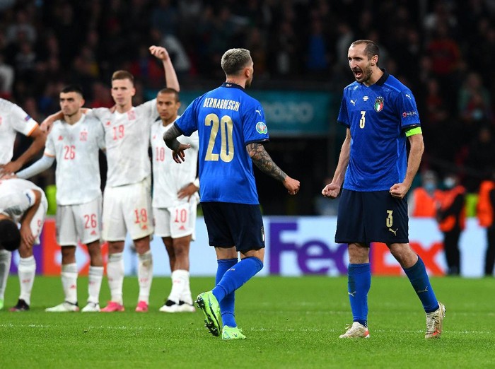 LONDON, ENGLAND - JULY 06: Giorgio Chiellini of Italy celebrates with Federico Bernardeschi after he scores his sides fourth penalty in the penalty shoot out during the UEFA Euro 2020 Championship Semi-final match between Italy and Spain at Wembley Stadium on July 06, 2021 in London, England. (Photo by Claudio Villa/Getty Images)