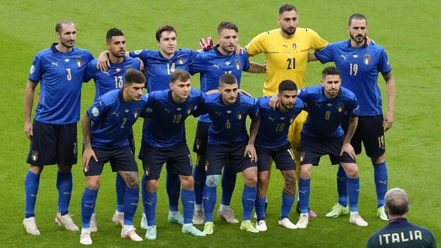 Italian players pose for a team photo during the Euro 2020 soccer championship semifinal between Italy and Spain at Wembley stadium in London, Tuesday, July 6, 2021. (AP Photo/Matt Dunham,Pool)