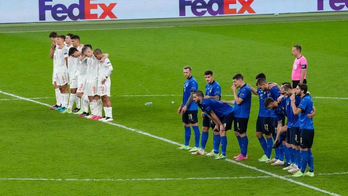 LONDON, ENGLAND - JULY 06: Players of Spain and Italy react during the penalty shoot out during the UEFA Euro 2020 Championship Semi-final match between Italy and Spain at Wembley Stadium on July 06, 2021 in London, England. (Photo by Matt Dunham - Pool/Getty Images)