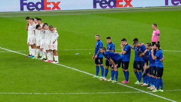LONDON, ENGLAND - JULY 06: Players of Spain and Italy react during the penalty shoot out during the UEFA Euro 2020 Championship Semi-final match between Italy and Spain at Wembley Stadium on July 06, 2021 in London, England. (Photo by Matt Dunham - Pool/Getty Images)