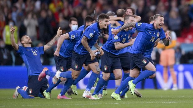 Italy players celebrate after Jorginho scored the decisive shootout penalty, during the Euro 2020 soccer semifinal match between Italy and Spain at Wembley stadium in London, Tuesday, July 6, 2021. (Laurence Griffiths, Pool via AP)