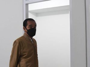 Momen Jokowi Tinjau Kesiapan Rusun Pasar Rumput Malam-malam
