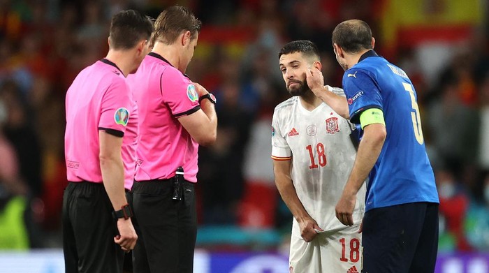 LONDON, ENGLAND - JULY 06: Giorgio Chiellini of Italy interacts with Jordi Alba of Spain during the UEFA Euro 2020 Championship Semi-final match between Italy and Spain at Wembley Stadium on July 06, 2021 in London, England. (Photo by Carl Recine - Pool/Getty Images)