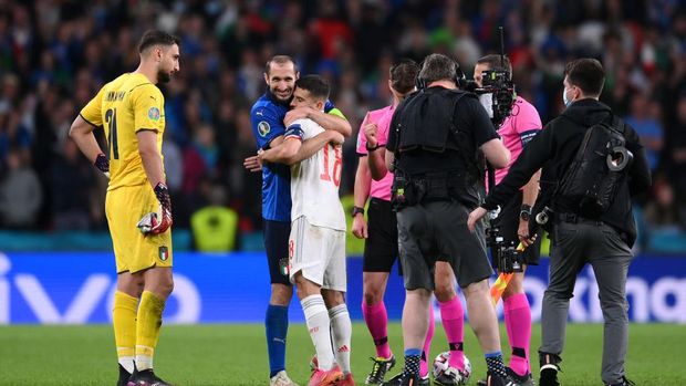 LONDON, ENGLAND - JULY 06: Giorgio Chiellini of Italy interacts with Jordi Alba of Spain during the penalty shoot out coin toss during the UEFA Euro 2020 Championship Semi-final match between Italy and Spain at Wembley Stadium on July 06, 2021 in London, England. (Photo by Laurence Griffiths/Getty Images)