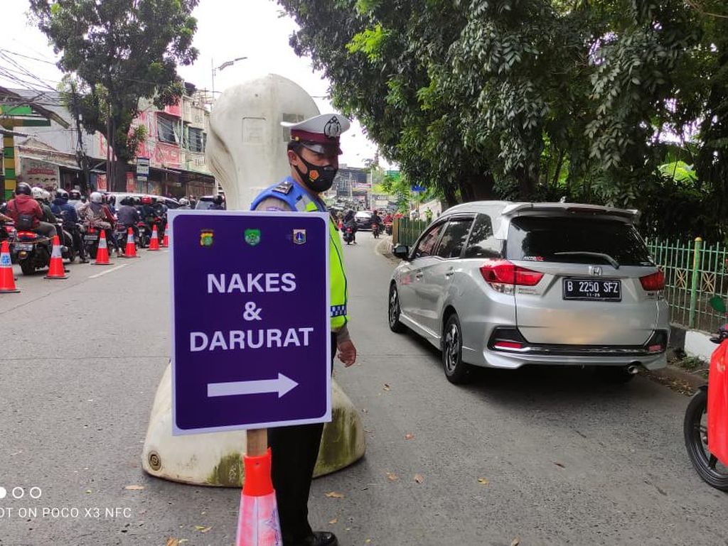 Penampakan Pos Penyekatan PPKM Darurat Lenteng Agung Pagi Ini Penampakan Pos Penyekatan PPKM Darurat Lenteng Agung Pagi Ini